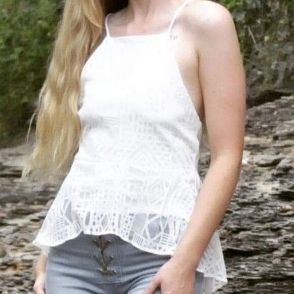 ‎Lace Criss Cross Tank Top - Picture 2 of 13